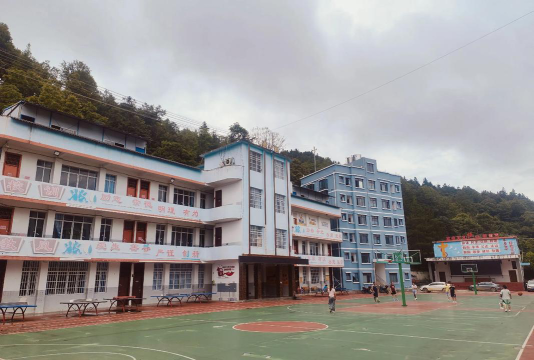 昭阳区大山乡包中学环境