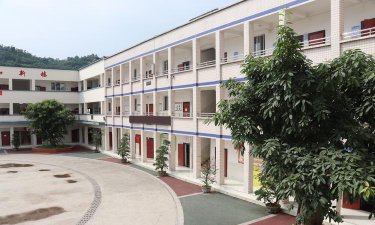 广州新兴白云小学户外活动场地