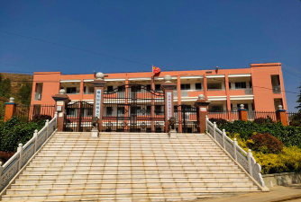 冈上镇万舍小学阅读区
