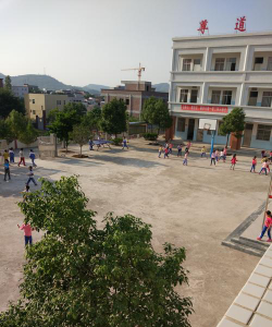 错那镇完小阅读区