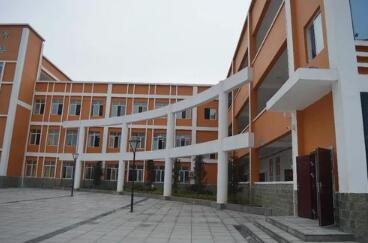 安龙县德卧符合中学